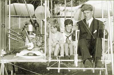 Frank Coffyn (right) and his son Kingsland (left), and an unidentified child (center) posing on a Wright aircraft.