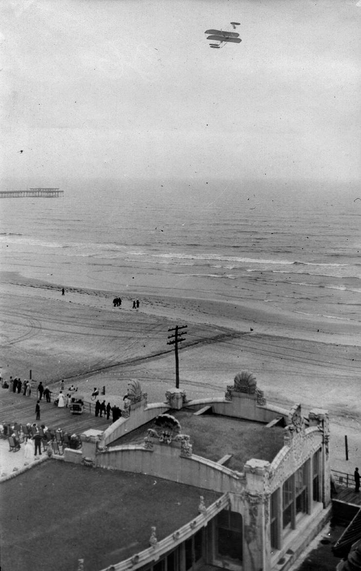 Walter Brookins diving toward the surf in a Wright transitional aircraft, Atlantic City, New Jersey.