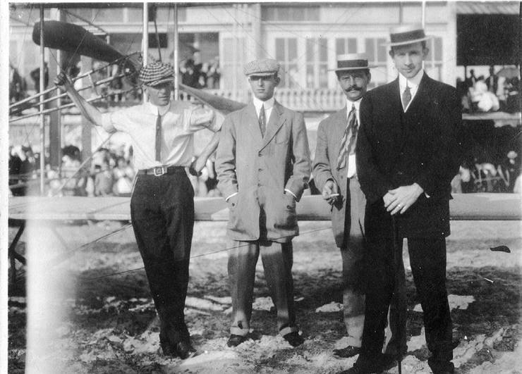 Left to right: Frank Coffyn, Walter Brookins, an unidentified man, and Roy Knabenshue with a Wright transitional aircraft, Atlantic City, New Jersey