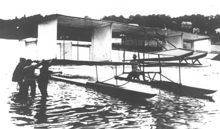 Voisin glider with pontoons