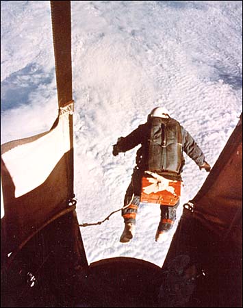 Kittinger free-falling from Excelsior
