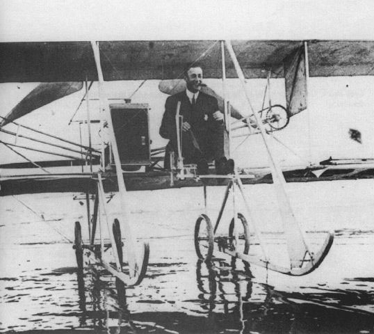 Vin Fiz goes into water at Long Beach, CA