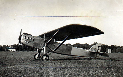 Latecouere flies plane from France to Senegal