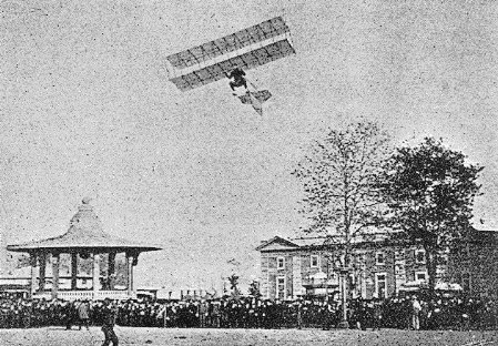 William Avery gliding at the Exposition in St. Louis, Missouri, in 1904. From the February 22, 1911, issue of the English The Aero.