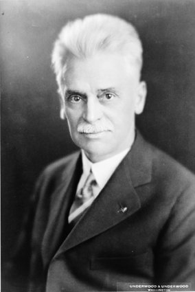 Hiram Maxim experimented with flying machines on a large scale